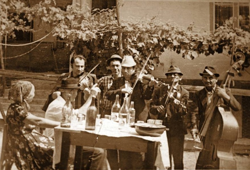 Kodoba Lőrinc, Kodoba Márton prímások, Moldovan Emeric brácsás, Kodoba Károly „Ica” bőgős